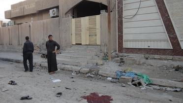 Des Irakiens près de débris après une attaque terroriste à Fallouja le 22 janvier 2014  [Sadam el-Mehmedy / AFP]