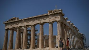 Un couple visite le Parthenon, le 18 mai 2020 à Athènes lors de la réouverture de l'Acropole  [Aris MESSINIS / AFP]
