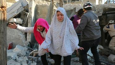 Des jeunes filles après des bombardements aériens de l'armée dans la partie d'Alep tenue par les rebelles, le 8 février 2016 [Ameer al-Halbi / AFP]