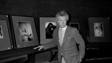 Le Britannique David Hamilton photographié le 19 novembre 1983 devant ses photos lors d'une vente aux enchères à Paris [Pierre VERDY / AFP/Archives]