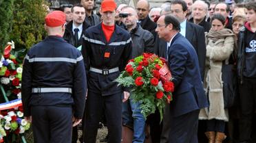 François Hollande dépose une gerbe de fleurs sur la tombe de François Mitterrand le 8 janvier 20123 à Jarnac [PIERRE ANDRIEU / AFP/Archives]