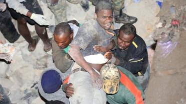 Un homme sorti des décombres d'un immeuble effondré le 259 avril 2016 à Nairobi [- / AFP]