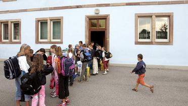 Des jeunes enfants attendent d'entrer dans leur classe le 2 septembre 2005 à Stotzheim, en Alsace, le jour de la rentrée scolaire. [OLIVIER MORIN / AFP/Archives]