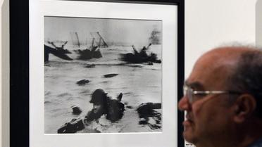 Une photo du débarquement allié sur Omaha Beach le 6 juin 1044 prise par Robert Capa pour le magazine Life, et exposée à Rome, le 30 avril 2013 [Gabriel Bouys / AFP/Archives]