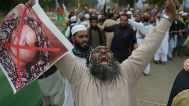 Un partisan du parti musulman extrémiste ASWJ (Ahle Sunnat Wal Jamaat) proteste contre l'acquittement de la chrétienne Asia Bibi dont il brandit le portrait barré de rouge, à Islamabad le 2 novembre 2018 [AAMIR QURESHI / AFP]