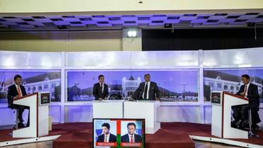 Les candidats à la présidentielle à Madagascar, Andry Rajoelina (à gauche) et Marc Ravalomanana (à droite), lors d'un débat télévisé à Antananarivo, le 16 décembre 2016. [GIANLUIGI GUERCIA / AFP]