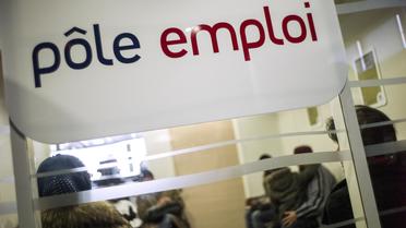 Des personnes en recherche de travail attendent à une agence de Pôle emploi à Paris [Fred Dufour / AFP/Archives]