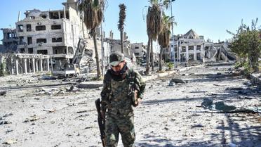Un combattant des Forces démocratiques syriennes marche dans Raqa le 18 octobre 2017 [BULENT KILIC / AFP]