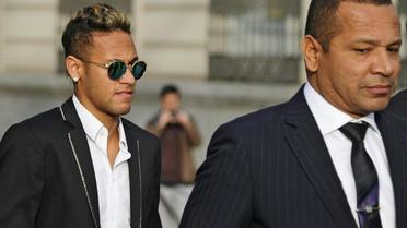 Neymar et son père Neymar Sr à leur arrivée au tribunal de Madrid, le 2 février 2016 [CURTO DE LA TORRE / AFP/Archives]