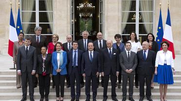 Le président François Hollande (centre) pose avec le nouveau Premier ministre Manuel Valls et son gouvernement à Paris le 4 avril 2014  [Alain Jocard / AFP/Archives]