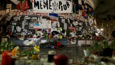 Fleurs, bougies, banderoles... devant la statue de la République à Paris le 7 janvier 2016, en hommage aux victimes des attentats de janvier 2015 [KENZO TRIBOUILLARD / AFP]