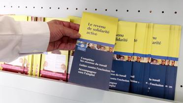 Brochure d'information sur le Revenu de Solidarité Active déposé dans les locaux d'une caisse d'allocations familiales [Francois Guillot / AFP/Archives]