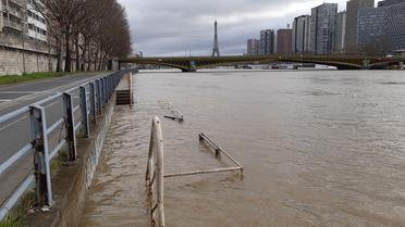 Selon le dernier bulletin de Vigicrues, le niveau du fleuve parisien a dépassé les 4 mètres ce dimanche.