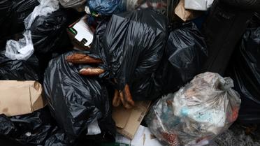 Jusqu'à 9.500 tonnes de déchets non ramassés jonchaient encore les rues de Paris ce mercredi.