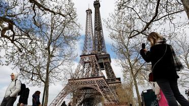 La réplique miniature de la tour Eiffel doit rester jusqu'au 10 avril.