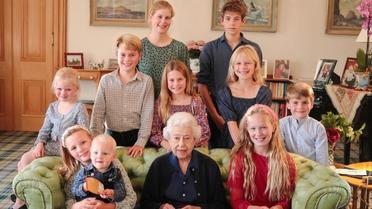 À l'occasion de ce qui aurait été son 97 anniversaire, la famille d'Elizabeth II a partagé une photo inédite de la famille. 