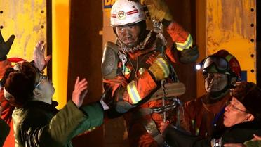 Un des mineurs secourus d'une mine de gypse de la province de Shandong, dans l'est de la Chine, le 29 janvier 2016 [STR / AFP]