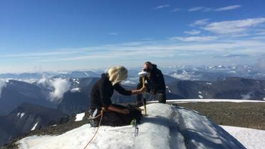 La directrice du centre de recherche de Tarfala, Gunhild Ninis Rosqvist prend des mesures sur le sommet sud du Kebnekaise le 31 juillet 2018. Photo fournie par l'université de Stockholm.  [Carl LUNDBERG / Stockholm University/AFP]