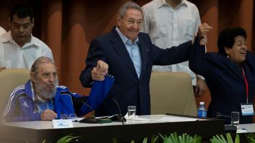 Une photo fournie par le site officiel cubain www.cubadebate.cu montrant le président Raul Castro (c) et l'ex-président Fidel Castro (g) à la clôture du congrès du Parti communiste à La Havane, le 19 avril 2016 [ISMAEL FRANCISCO / ACN/AFP]