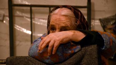 Une femme âgée réfugiée dans un abri installé dans un immeuble à Stepanakert, le 28 septembre 2020 [Narek Aleksanyan / AFP]