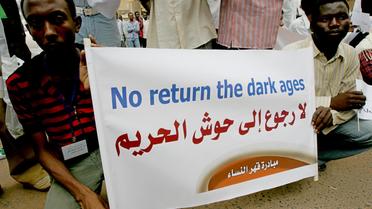 Manifestation de soutien à une journaliste condamnée à 40 coups de fouet pour avoir porté un pantalon, le 4 août 2009 à Khartoum [Ashraf Shazly / AFP/Archives]
