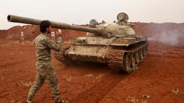 Des combattants rebelles syriens manoeuvrent un char après le retrait des armes lourdes de ce type de la future "zone démilitarisée" prévue par un accord russo-turc, dans la province syrienne d'Idleb, le 9 octobre 2018 [OMAR HAJ KADOUR / AFP]