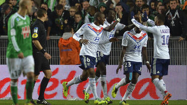 La joie des Lyonnais après l'ouverture du score contre Saint-Etienne par Alexandre Lacazette (d) en Ligue 1 le 10 novembre 2013 à Geoffroy-Guichard [Romain Lafabregue / AFP]