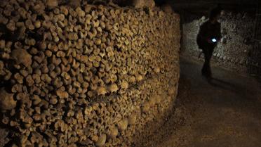 Une personne marche dans les catacombes [Boris Horvat / AFP/Archives]