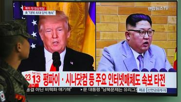 Un soldat sud-coréen regarde les portraits de Donald Trump et Kim Jong Un à la télévision, le 9 mars 2018 [Jung Yeon-je / AFP/Archives]