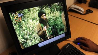 Un journaliste pakistanais regarde une vidéo du chef taliban Fazlullah à Peshawar, le 23 juillet 2010 [A. Majeed / AFP/Archives]