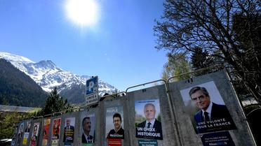 Posters de campagne, le 14 avril 20174, à Houches, dans le sud-est de la France [JEAN-PIERRE CLATOT / AFP/Archives]
