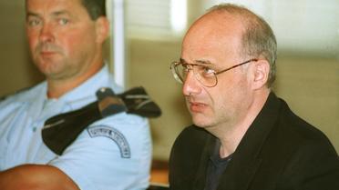 Jean-Claude Romand dans le box des accusés à l'ouverture de son procès, le 25 juin 1996 devant la Cour d'assises de l'Ain  [PHILIPPE DESMAZES / AFP/Archives]