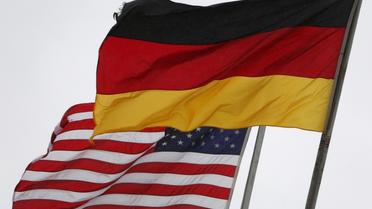 Les drapeaux allemands et américains flottent sur la base aérienne de Ramstein, dans le sud de l'Allemagne, le 6 novembre 2013 [DANIEL ROLAND / AFP/Archives]