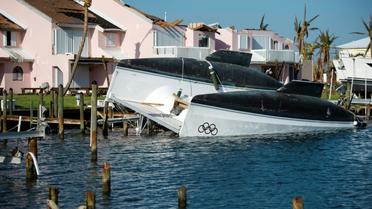 Un catamaran renversé aux Bahamas après le passage de l'ouragan Dorian, le 11 septembre 2019 [Andrew CABALLERO-REYNOLDS / AFP]
