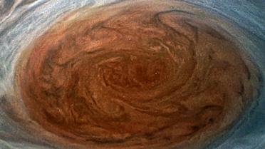 Photo fournie le 12 juillet 2017 par la Nasa montrant la grande tache rouge sur Jupiter photographiée depuis la sonde Juno la veille [Handout / NASA/AFP]