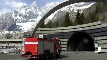 Un camion de pompiers italiens pénètre dans le tunnel du Mont-Blanc, le 31 mars 2003 du côté italien du tunnel [Jean-Pierre Clatot / AFP/Archives]