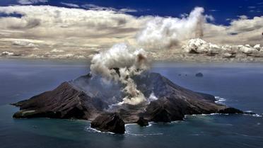 Le volcan Whakarri ou White Island en Nouvelle-Zélande le 29 novembre 1999 [TORSTEN BLACKWOOD / AFP/Archives]
