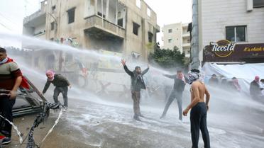 Les forces de sécurité  font usage de canons à eau pour disperser des manifestants pro-palestiniens près de l'ambassade américaine à Awkar, dans la périphérie nord de Beyrouth, le 10 décembre 2017  [ANWAR AMRO / AFP]