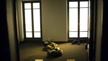 Un sac de couchage sur le sol d'un immeuble réquisitionné par le DAL, en janvier 2013 [Fred Dufour / AFP/Archives]