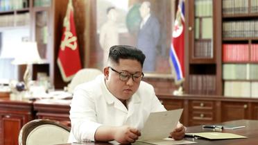 Une photographie de l'agence officielle nord-coréenne KCNA publiée le 23 juin 2019 montre Kim Jong Un lisant une lettre de Donald Trump [KCNA VIA KNS / KCNA VIA KNS/AFP]