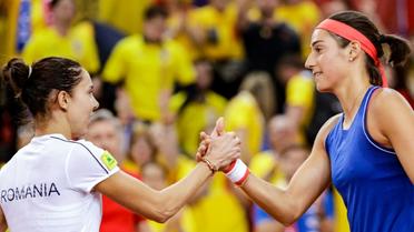 Caroline Garcia et la Roumaine Mihaela Buzarnescu se serrent la main à l'issue de la victoire de la Française en Fed Cup à Rouen, le 20 avril 2019 [Geoffroy VAN DER HASSELT / AFP]