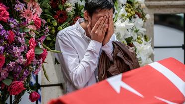 Recueillement après l'attentat: parmi les victimes, quatre personnes d'une même famille ont été tuées [OZAN KOSE / AFP]