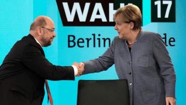 La chancelière allemande Angela Merkel et le président des sociaux-démocrates Martin Schulz avant un débat télévisé le 24 septembre 2017 [Gero Breloer / POOL/AFP/Archives]