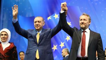 Recep Tayyip Erdogan, sa femme Emine Erdogan et le président de la présidence collégiale de Bosnie-Herzegovine Bakir Izetbegovic lors d'un meeting électoral à Sarajevo le 20 mai 2018, sur une photo fournie par le service de presse de la présidence turque [Kayhan OZER / TURKISH PRESIDENTIAL PRESS SERVICE/AFP]