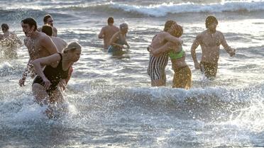 Des baigneurs participent au traditionnel bain du Nouvel An en mer Baltique à Ystad, dans le sud de la Suède, le 1er janvier 2019. [Johan NILSSON / TT NEWS AGENCY/AFP]