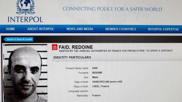 Une reproduction du site d'Interpol montrant la fiche de recherche du braqueur français Redoine Faïd, échappé de sa prison de Réau (Seine-et-Marne) le 1er juillet 2018 [- / INTERPOL/AFP/Archives]
