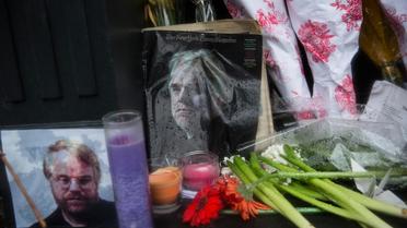 Des bougies et des fleurs sont déposés le 3 février 2014 devant l'appartement du comédien Philip Seymour Hoffman, décédé d'une overdose [Andrew Burton / Getty Images/AFP/Archives]