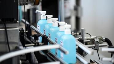 De nombreuses entreprises se sont lancées dans la production de gel hydoalcoolique [Sebastien SALOM-GOMIS / AFP/Archives]