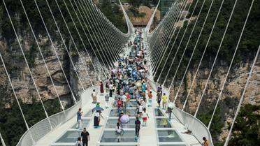 Le pont piéton en verre le plus long et haut du monde ouvre au public dans les montagnes de Zhangjiajie (centre de la Chine), le 20 août 2016 [FRED DUFOUR / AFP]