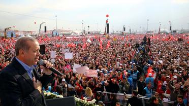 Photo prise et fournie le 8 avril 2017 par les services de la présidence turque montrant le président Recep Tayyip Erdogan s'exprimant lors d'un meeting à Istanbul [KAYHAN OZER / TURKISH PRESIDENTIAL PRESS SERVICE/AFP]